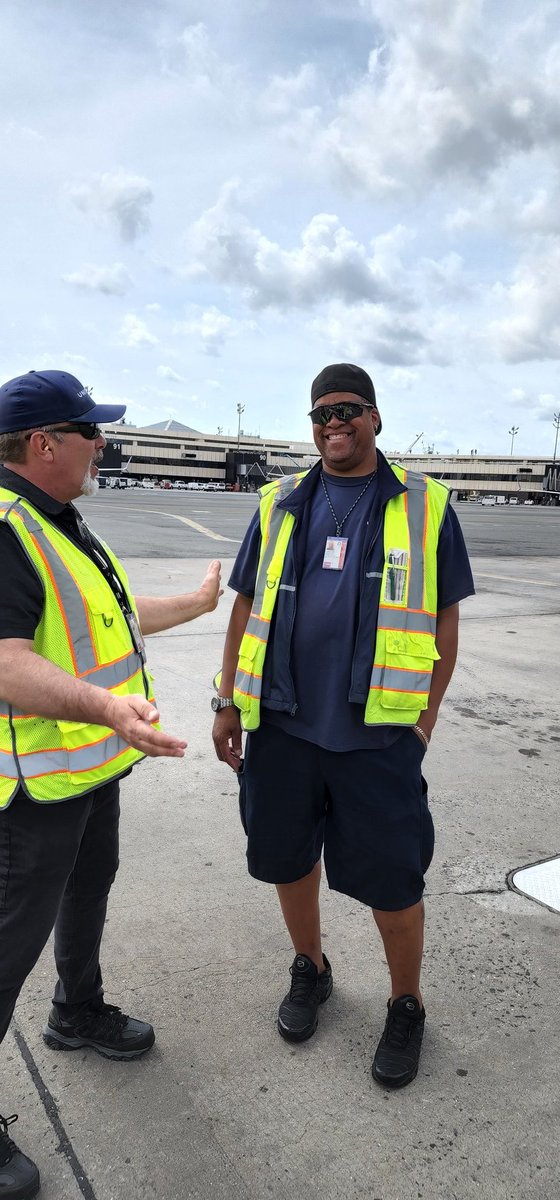 In EWR engaging with and more importantly LISTENING to the leads here to hopefully gain and give the info needed to help them shine....@HendyGeorge @rodney20148 @JMRoitman @MikeHannaUAL @chahin_hector @Davidwi97357603 #goodleadstheway #ConsistencyTeam