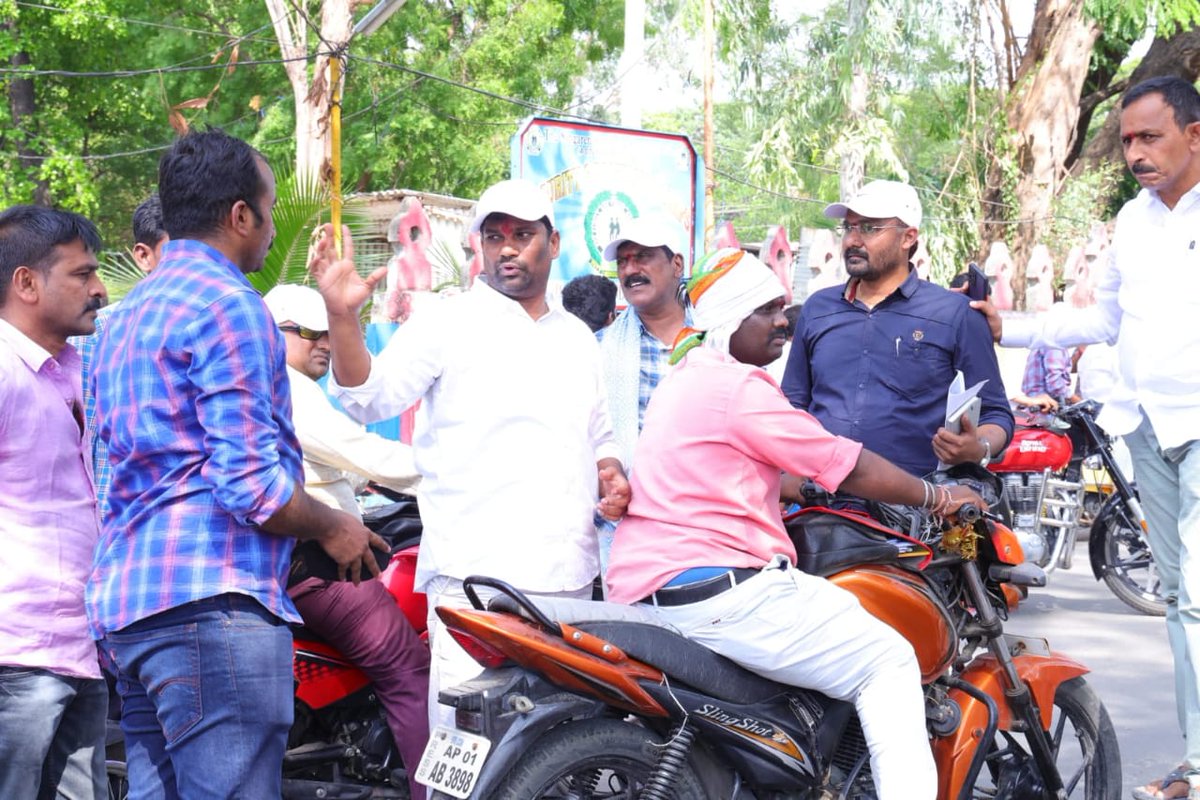BapuAsta's tweet photo. చెన్నూర్ నియోకవర్గ పరిధిలోని మందమర్రిలో ఎమ్మెల్యే బాల్క సుమన్ గారు చేపట్టిన అభివృద్ధి కార్యక్రమాలకు సంబంధించి
👉 24 వార్డులు
👉 43 అభివృద్ధి పనులు
👉 46 డిగ్రీల మండుటెండలో 🔥
బైక్ మీద ఆడంబరాలకు దూరంగా అలుపన్నది లేక���ండా సుడిగాలి పర్యటనలు

చెన్నూర్ ప్రజల చాయిస్ 👌 కదా!! 😍 https://t.co/gPQft4da3c