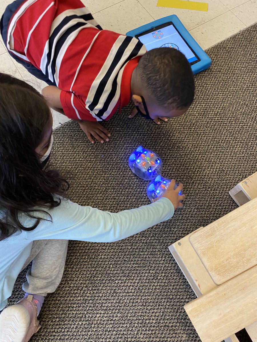 FeatherstonPS's tweet photo. Kinder coding with Bluebots today! Let’s just say it’s a real hit…@FeatherstonPS @OCDSB @MmeFranceM @TeachYip https://t.co/yzFCZ8Vwj3
