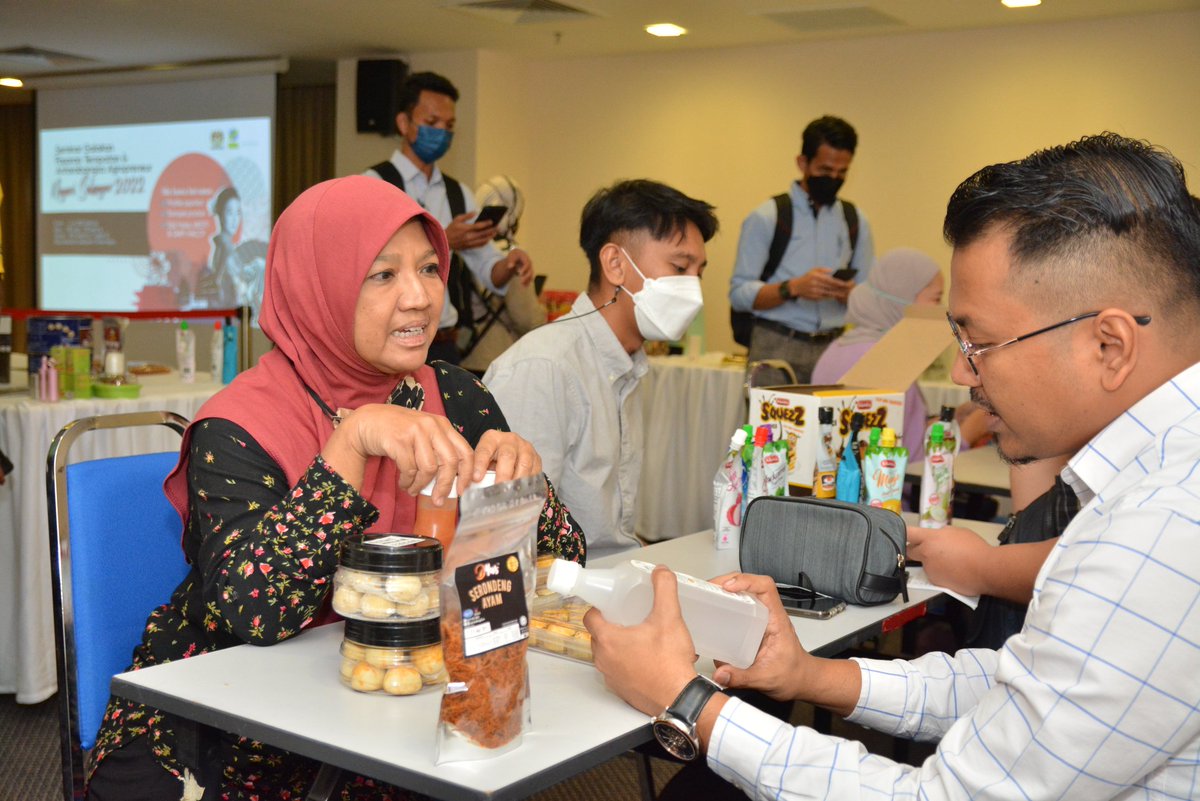 FAMASelangor's tweet photo. Seramai 47 usahawan yang telah berdaftar bagi menembusi pasaran di tiga negara iaitu Hong Kong, Jepun dan Singapura. 

Program ini telah disempurnakan oleh YBrs. Puan Aiada Binti Abdul Rashid, Pengarah FAMA Negeri Selangor.

#famadihatirakyat https://t.co/I2fAebenPl