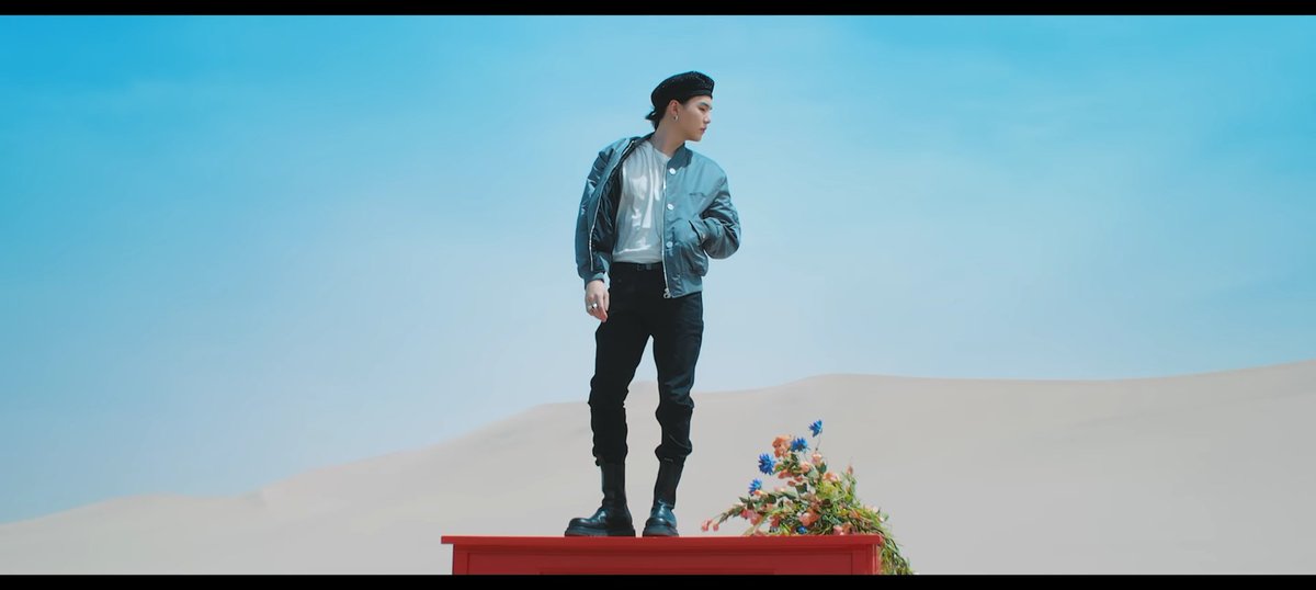 thanh01112002's tweet photo. HYYH TRỞ LẠI ?? HOA SMERALDO
Hoa smeraldo nở giữa xã mạc nắng khô cằn nhưng nó vẫn nở rộ .Dù chúng ta có khó khăn đến đâu thì xã mặc cũng hoá thành đại dương JK HYYH 😭

"Bạn và tôi, khoảnh khắc tuyệt vời nhất vẫn chưa đến " 

#YetToComeMvTeaser1
#BTS_Proof https://t.co/GOj1detiPk