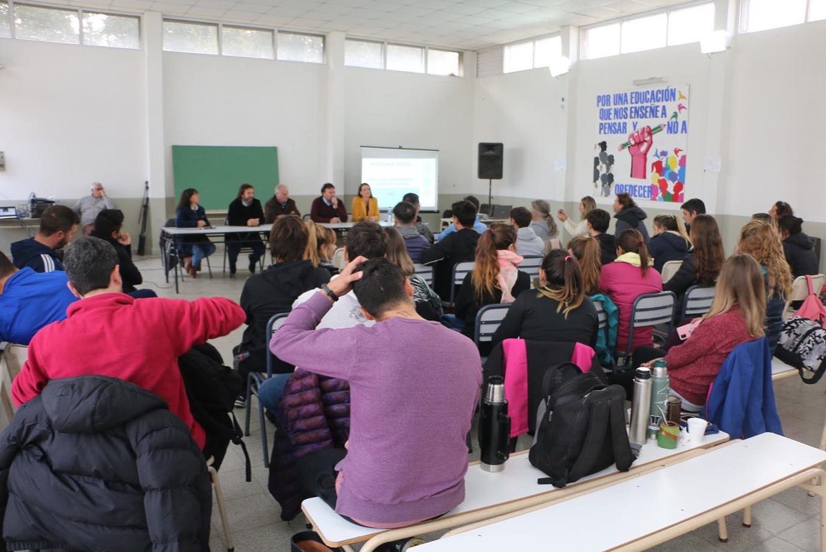 RPMunicipio's tweet photo. Con la presencia del director de Educación Física de la provincia de Buenos Aires, Leonardo Troncoso realizó la asistencia técnica “Las prácticas corporales en el ambiente natural” en la E.E.S Nº 4 https://t.co/SaaVv55W5F