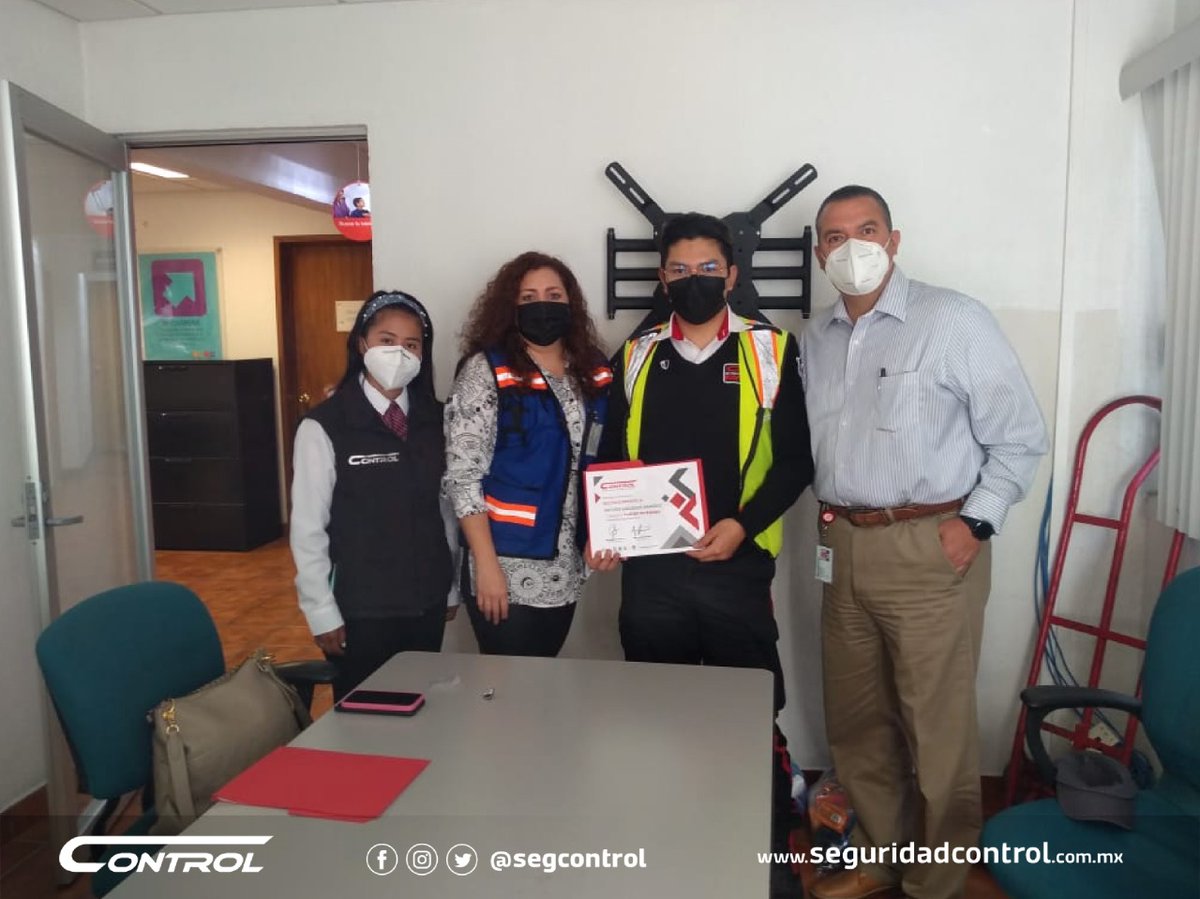 segcontrol's tweet image. Nuestros guardias ejemplares generan cambios significativos, convirtiéndose en héroes sin capa. Como nuestros compañeros de Mission Hills en San José Iturbide, Gto, quienes son los reconocimos como Héroes Control del mes de junio. #HéroesControl #YoSoyControl #SeguridadControl