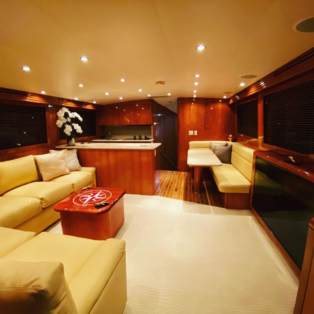 OffTheHookYacht's tweet photo. 💥 New Listing💥

2004 Hatteras 60 Convertible | $ 999,000

Click the link for more information!
https://t.co/1WivbXT1QV

📲 Contact Corey Simon 
786-286-1526 | corey@offthehookys.com https://t.co/PJynEwmhcm