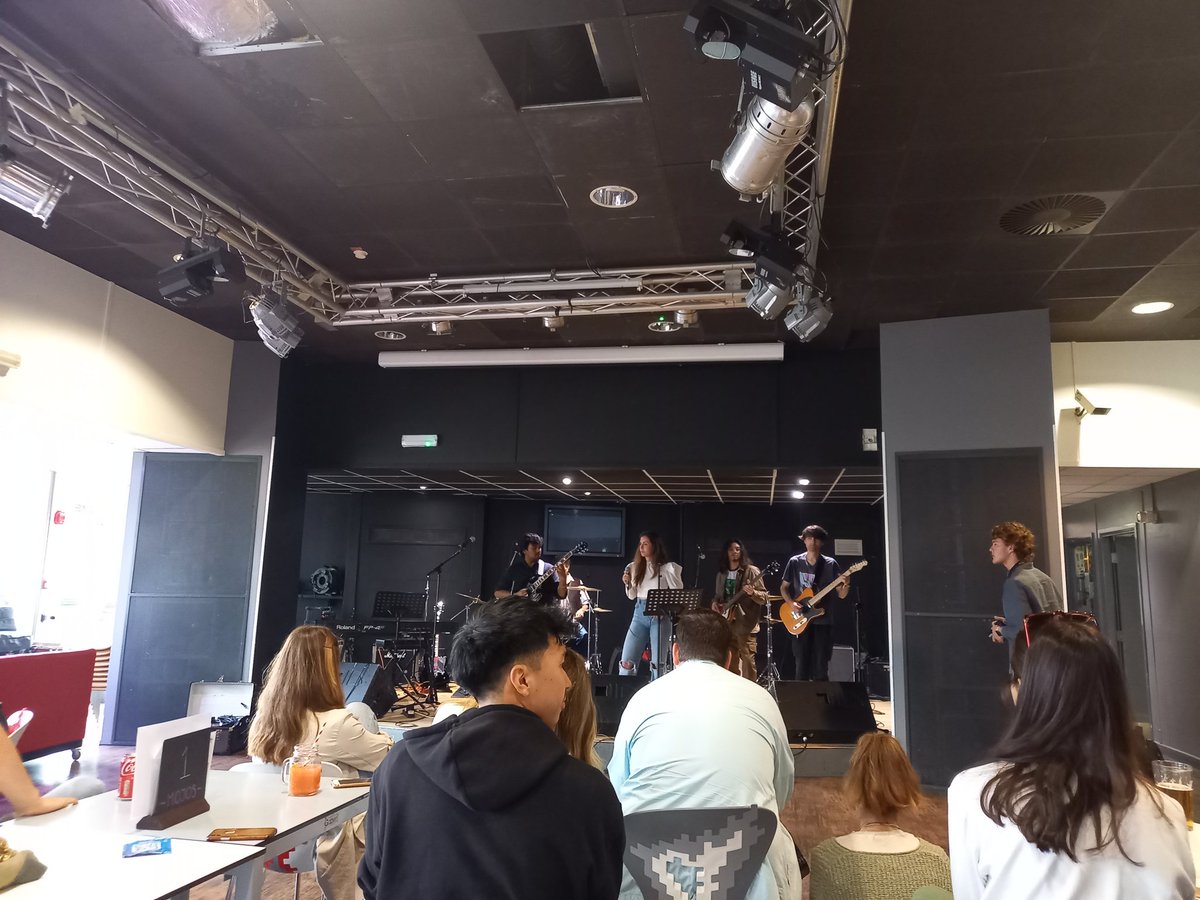 Check out UoR bands all happening in mojos today. Impressive. Get down there they are on till midnight 🎵🎷🎧🎤🎶🎹🎸🥁 <a href="/ReadingUniSU/">Reading Students’ Union</a> <a href="/UniRdg_Music/">UoR Music</a> <a href="/UniRdg_Student/">UoR Student</a>