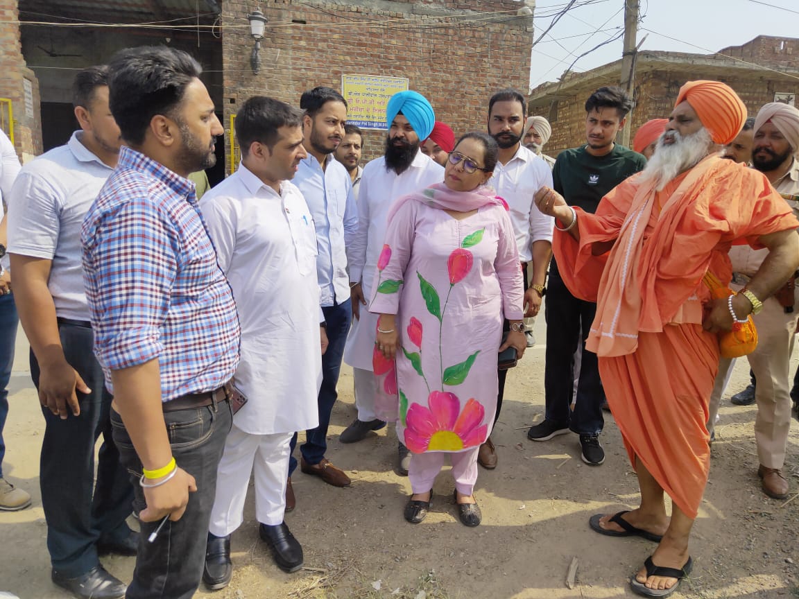 TheDeepakPILOT's tweet image. Visited Amritsar East with MLA Dr. Jeevanjot Kaur Ji with Rajya Sabha Member Sant Balbir Singh Seechewal Ji under #SmartWard #SmartVillage project to support Seechy Model of Development

@BhagwantMann @HarpalCheemaMLA @meet_hayer @JarnailSinghAAP @raghav_chadha @VarunRajSingh26