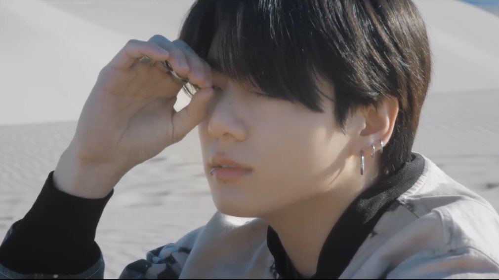 ALKANG_Xx's tweet photo. 뮤비 티저 대혼란.... 사막인데 들리는 바다소리에..... 화양연화에..... 화양연화 온 스테이지 프롤 때 나왔단 행동 똑같이 따라하면서 나오는

'You and I best moment is yet to come'
(너와 나의 화양연화는 아직 오지 않았다)

라는 정구기 목소리까지...... 살려즈세요... https://t.co/yIqrn3bVnZ