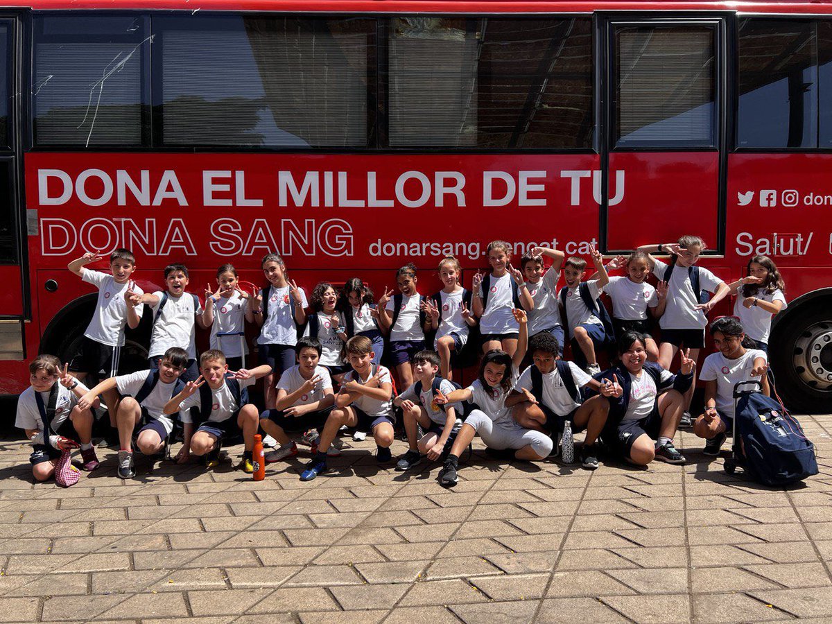 ColSantLluis's tweet photo. Aquesta tarda, l'alumnat de #4tPRI ha estat col·laborant a la campanya de donació de sang🩸 que ha organitzat amb @donarsang.
⏰ Pots anar-hi fins les 21h, t'hi esperem! Amb el teu cor, ningú tindrà por, una gota teva, és una vida sencera!
#ColSantLluís @barcelonadonasang https://t.co/VZPymluFjB
