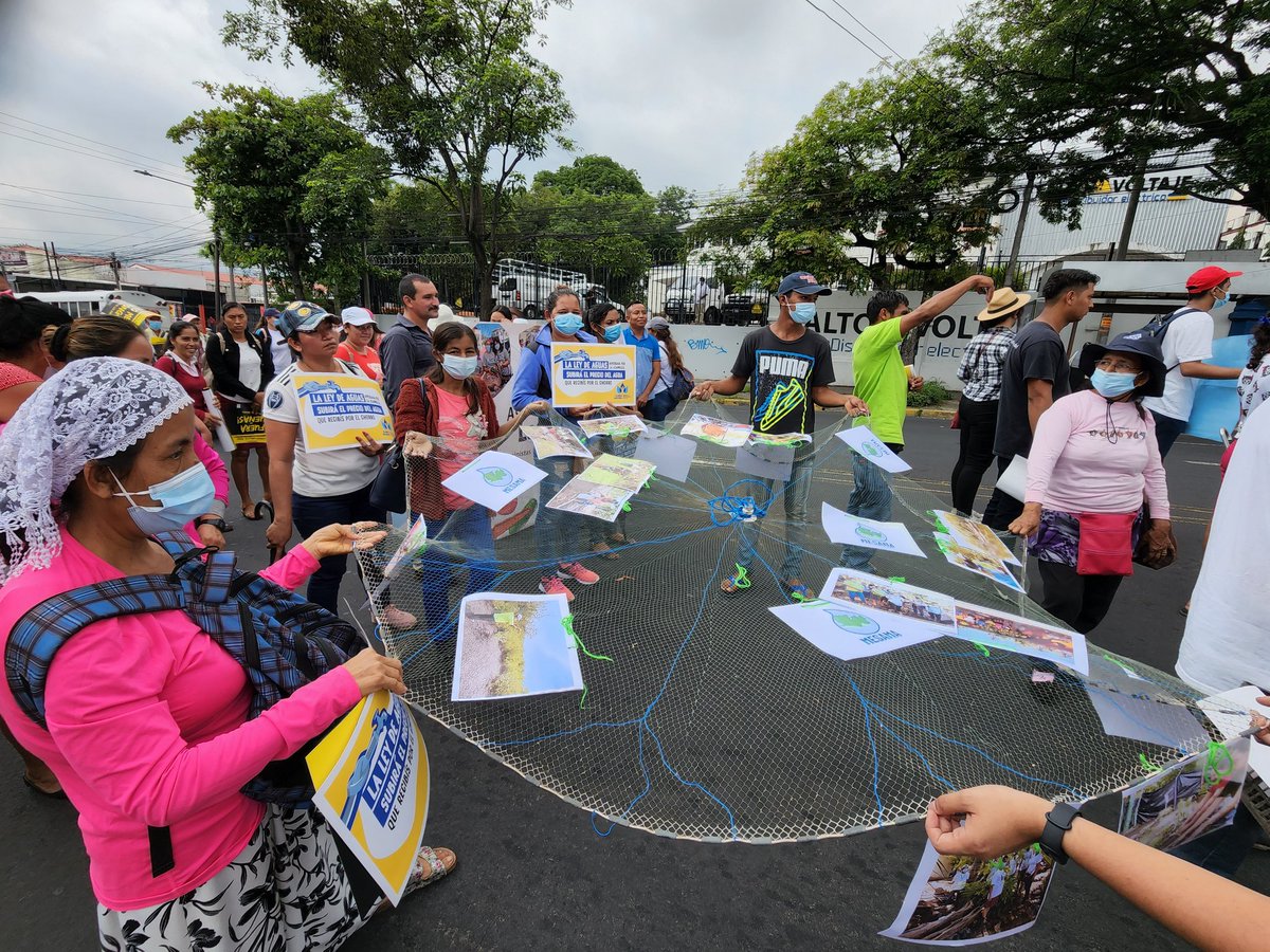 UNES_ElSalvador's tweet photo. #CaminataEcológica| Por la defensa del ambiente, de los manglares, del agua y la vida, comunidades se movilizan esta mañana en la #XXII #CaminataEcológica.
#UNEas acompaña este trabajo de defensa ambiental desde hace #35Años. https://t.co/7JEHTVxDRc