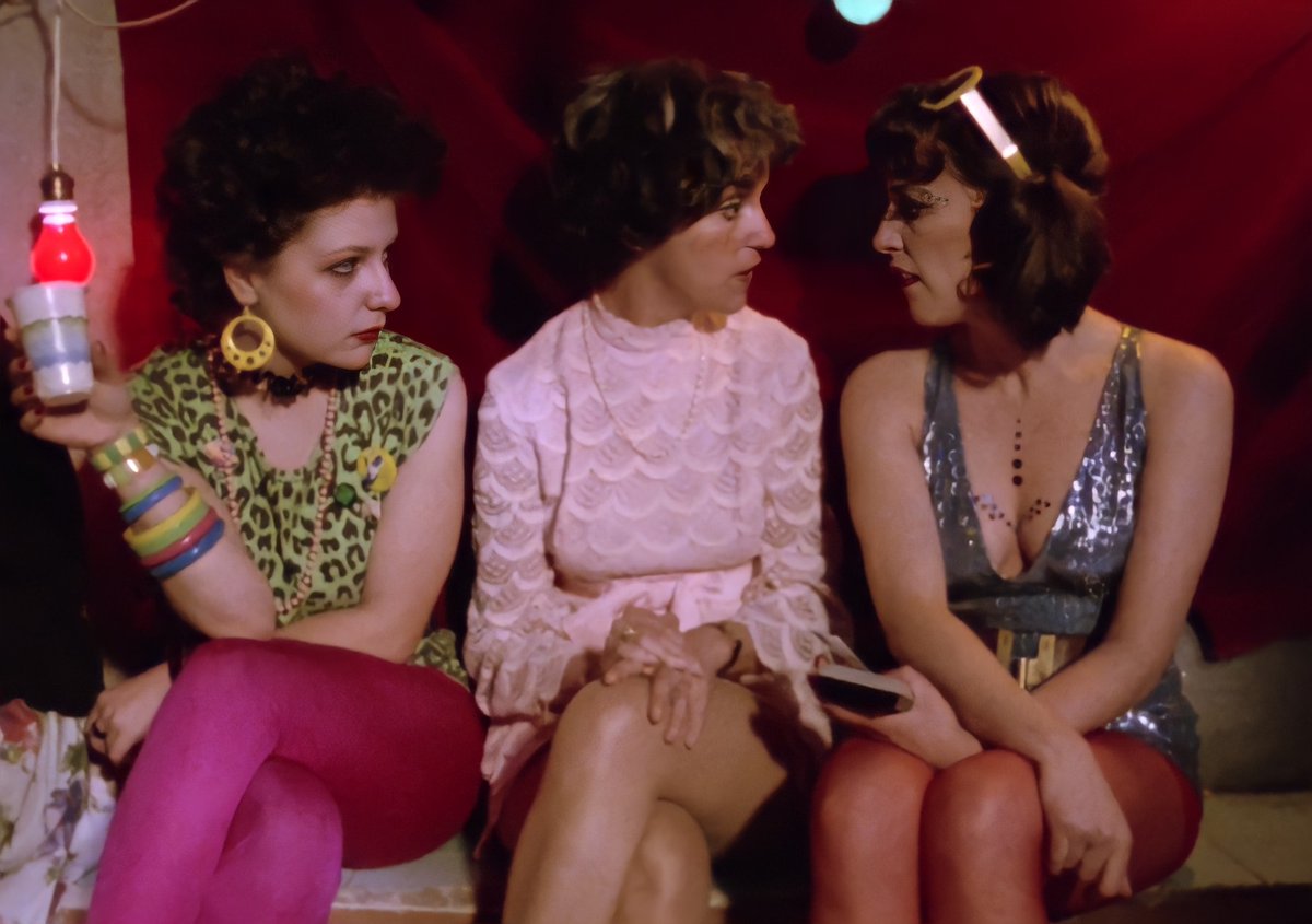 8madridTV's tweet photo. ¿Sabes cuál fue la primera película de Pedro Almodóvar?
¡La emitimos hoy! 💣💣💣

🎬 PEPI, LUCI, BOM Y OTRAS CHICAS DEL MONTÓN (Pedro Almodóvar, (1980)
⏰ Hoy, 22:00

#pedroalmodóvar #TodoAlmodovar #óperasprimas #primerapelícula #carmenmaura #alaska #kitimanver #8madridtv https://t.co/tzmZhH5Qfj