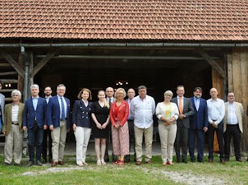 FerrariFv's tweet photo. #Agriculture #EU2022 ambassadors meeting 🇪🇺 in 🇸🇮 | 🙏 to Irena Orešnik, Anja Mager and Doris Letina #zspm @_CEJA_ and @JugJerse @EKvSloveniji for a fascinating discussion on the issues of agriculture, #CAP, and the #EUGreenDeal. 🧵⤵️ https://t.co/G01P5Smojc