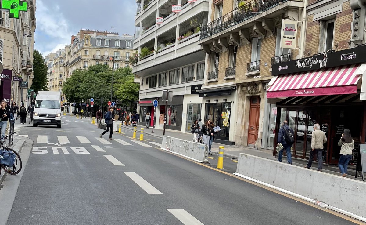 Paris destacó hará 15 años por aplicar de forma extensiva carriles bus-bici. Fue una solución que no gustó mucho ni a técnicos ni a ciclistas. Su única ventaja era que no quitaba espacio al coche.

Hoy han decidido quitarle ese espacio con intervenciones blandas: funciona