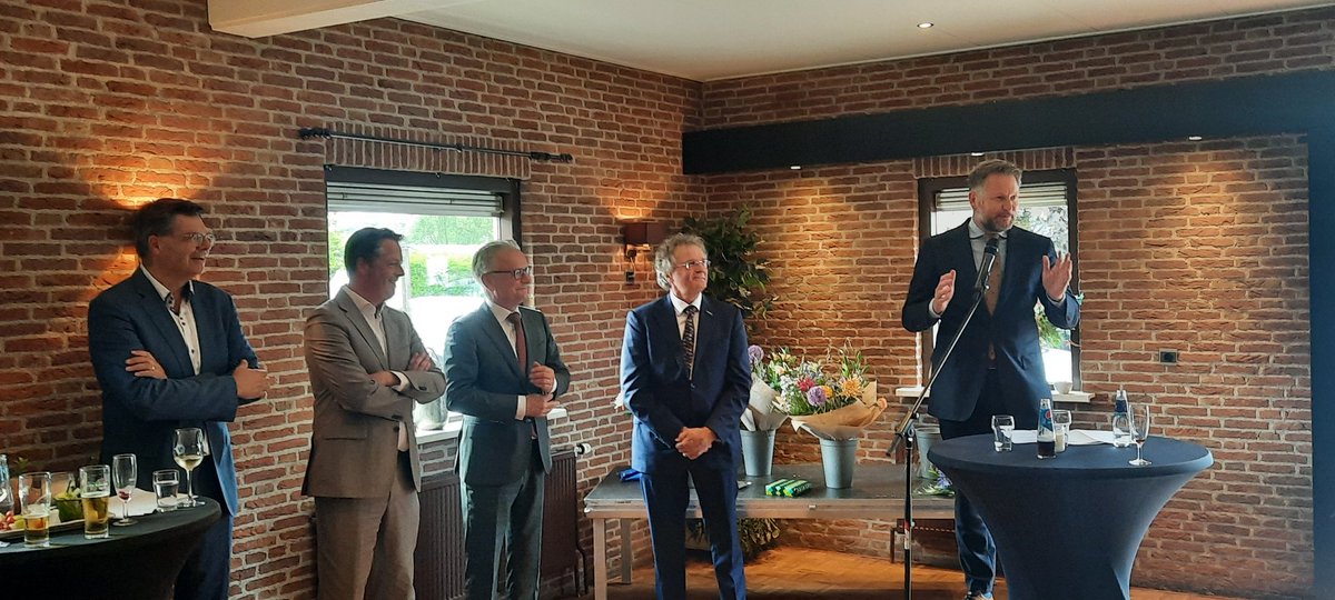 Afscheid van wethouders <a href="/FrankNiens/">Frank Niens</a> <a href="/DennisMel/">Dennis Melenhorst</a> <a href="/jvloevezijn/">Jacques v. Loevezijn</a> en <a href="/wjmwagenmans/">Wout Wagenmans</a> 

En 'bak' ervaring verlaat #Raalte gelukkig komt er ook weer frisse moet voor terug. Nu maar hopen dat het geen wind is.😉🤪

Heren bedankt!

<a href="/bennijboer/">Ben Nijboer</a> <a href="/alexanderkreule/">Alexander Kreule</a> <a href="/HeideSylvia/">Sylvia van der Heide</a> <a href="/GerriaT/">Gerria Toeter</a> succes!