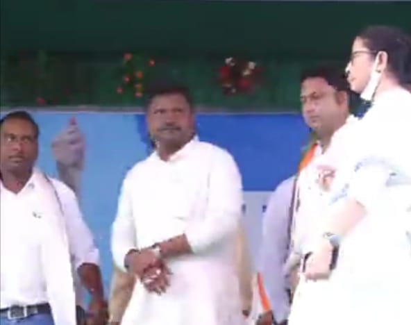 AITCAPD's tweet photo. #alipurduardistrict #MamataBanerjeeZindabad 
आज अलीपुरद्वार जिला के परेड ग्राउंड में दीदी के कर्मी सभा में उपस्थित जन सैलाब ने घोषित कर दिया, कि दीदी आम लोगों की नेत्री है। पूरा राज्य के लोग दीदी को प्रेम करते हैं.
@AITCofficial @BanglarGorboMB @MamataOfficial @abhishekaitc https://t.co/Gk4cxIznpy
