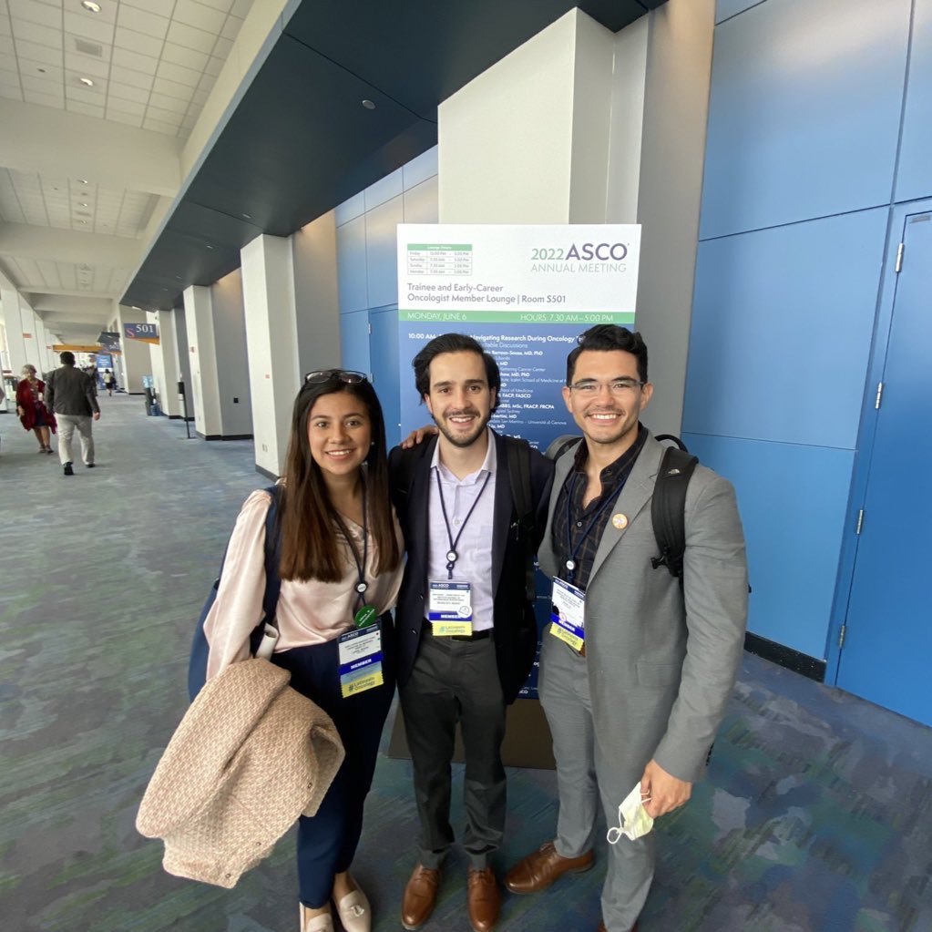 #ASCO22 I met these amazing students from 🇲🇽at the trainee lounge, both @klrf1220 and @DrJJJ_ are pursuing residency in the US and are already doing great things. Your future is bright! ⭐️

#IMGproud #Diversitymatters 

@IMG_Advocate @NHMA_IMG @LatinxOncology