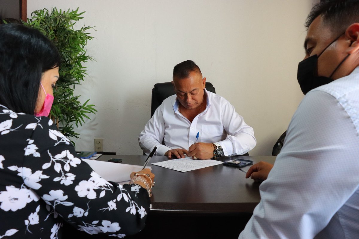 DrChenteC's tweet photo. Nuestro gobierno también trabaja para las y los paisanos que se encuentran en el extranjero. Por ello, firmamos un convenio de enlace municipal con la Dira. del @IOAM_GobOax, @AidaRuizG, para acercar sus trámites y servicios de manera gratuita a las familias migrantes. https://t.co/jVe0oVOkGy