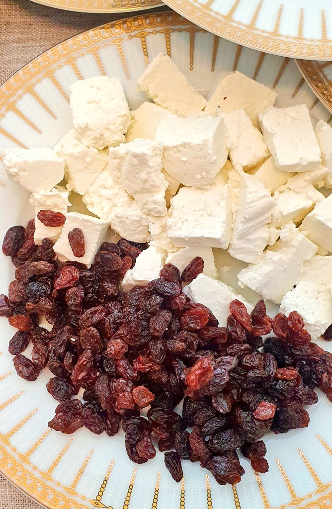 Black raisins and Afghan home-made cheese, a perfect taste for the afternoon workbreak.