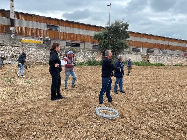 vitislab's tweet photo. 30/04/2022 - Αμπελώνας Εργαστηρίου Αμπελολογίας ΓΠΑ. 
Χάραξη- Φύτευση στο πλαίσιο της αναδημ��ουργίας της ιστορικής αμπελογραφικής συλλογής γηγενών και άλλων ποικιλιών.
#LaboratoryofViticulture #AgriculturalUniversityAthens https://t.co/ZCDcTTySgf