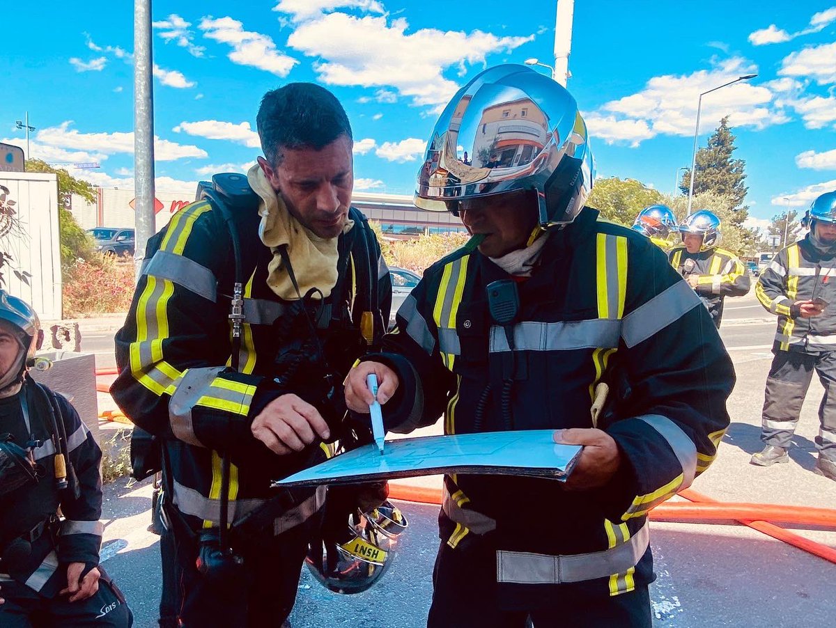 #intervention Les pompiers sont intervenus à 15h30 pour un feu dans un bâtiment comprenant une habitation en étage et une boulangerie en rez-de-chaussée; sur la commune de Villeneuve-lès-Avignon. Bilan: feu contenu au four. Pas de blessé. <a href="/sdis84/">SDIS de Vaucluse-84</a> en renfort. <a href="/Prefet30/">Préfet du Gard</a> <a href="/APissas/">Alexandre PISSAS</a>
