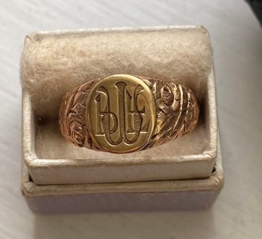 sjwebb51's tweet photo. @TideLineArt Hi Nicola I know this isnt a mud find, but a family mystery and I know you have lots of followers who may know, is this just a random intial ring or does it commemorate something..the smaller intials think b and t look bit odd,checked family tree no luck..?? Help ! https://t.co/YlrJeZ0v2C