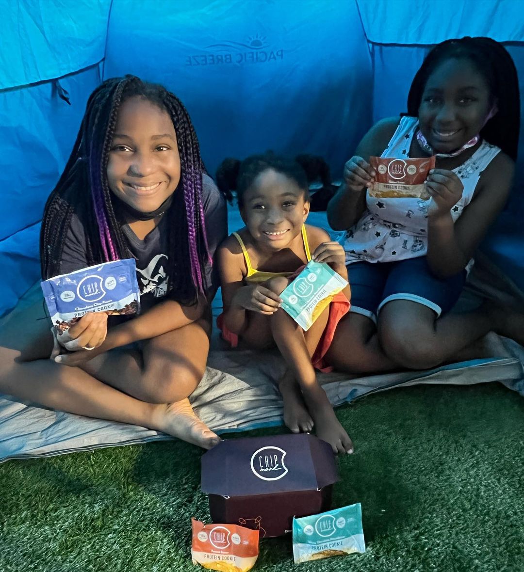ChipMonkBaking's tweet photo. Hello Summer ☀️ Thank you to @girlbossmommie  for sharing! Our Chipmonk Cookies are the perfect dessert for the kiddos! The perfect treat without the dreaded sugar rush. Our cookies 🍪 are always:

#SugarFree
#GlutenFree
#DiabeticFriendly
#KetoFriendly https://t.co/0ZJJ08k9xb