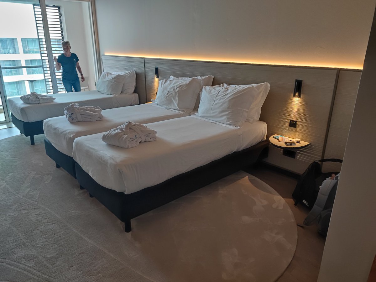ZikGOD's tweet photo. This hotel room is sick 😱 9/10 https://t.co/8Uafh6f4MI