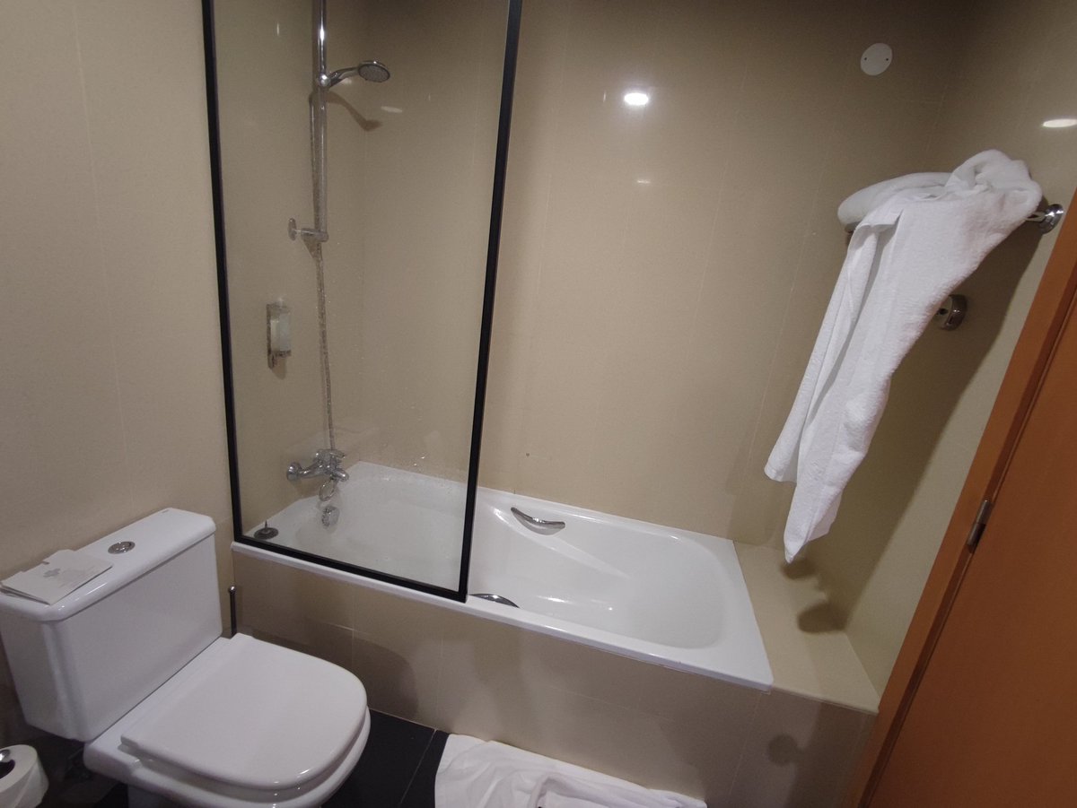 ZikGOD's tweet photo. This hotel room is sick 😱 9/10 https://t.co/8Uafh6f4MI