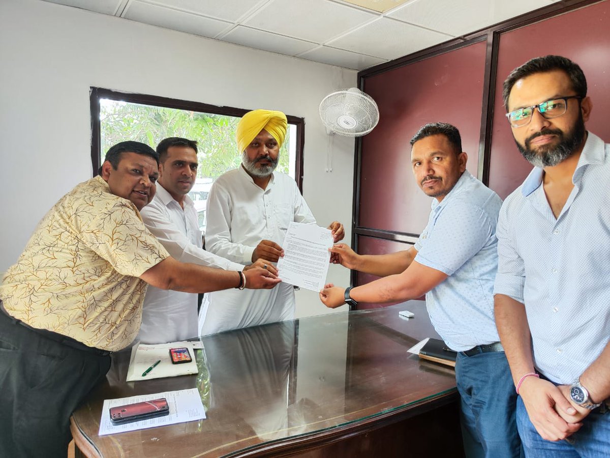 TheDeepakPILOT's tweet image. Down to earth Person with motive of Sewa and simplicity S. @HarpalCheemaMLA who always stand with every volunteer for motivation also appreciated our project #SmartWard #SmartVillage and assured full support to make #SmartPUNJAB 

@ArvindKejriwal @BhagwantMann @JarnailSinghAAP