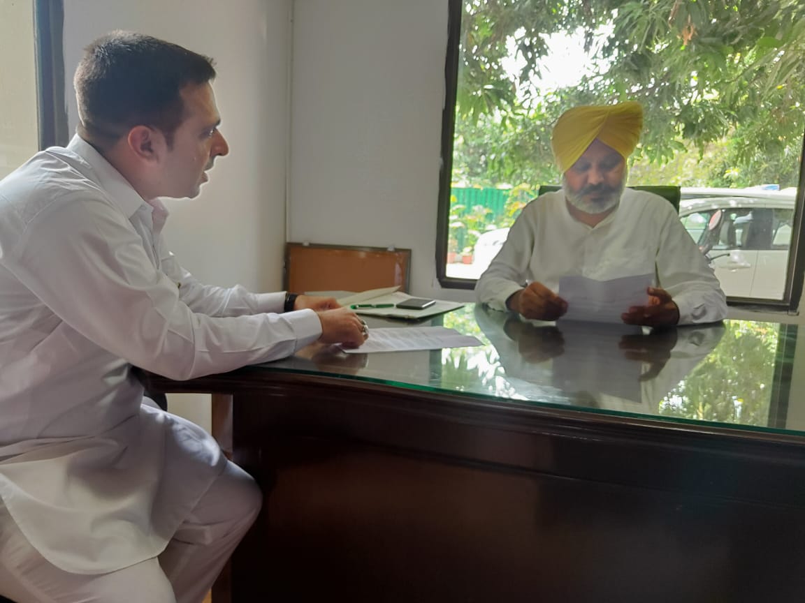 TheDeepakPILOT's tweet image. Down to earth Person with motive of Sewa and simplicity S. @HarpalCheemaMLA who always stand with every volunteer for motivation also appreciated our project #SmartWard #SmartVillage and assured full support to make #SmartPUNJAB 

@ArvindKejriwal @BhagwantMann @JarnailSinghAAP