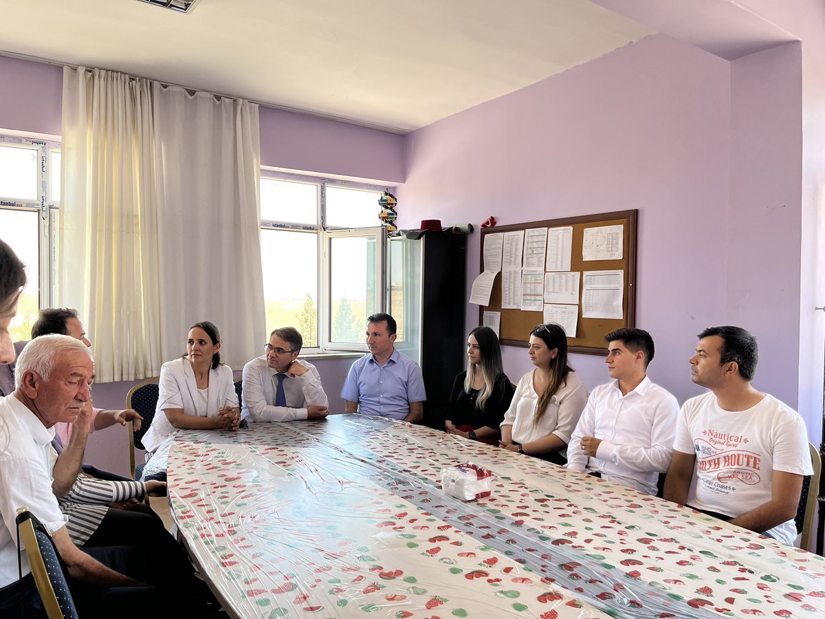 HaliliyeMem's tweet photo. İlçemize bağlı Parmakkapı İlk/Ortaokulu öğretmen ve öğrencilerinin hazırladığı sene sonu sergisine Kaymakamımız Sayın Metin ESEN ve Saygıdeğer Eşleri ile Şube Müdürümüz M.Nazif Ercemal katılım sağladı. https://t.co/dYOhVvdkSU