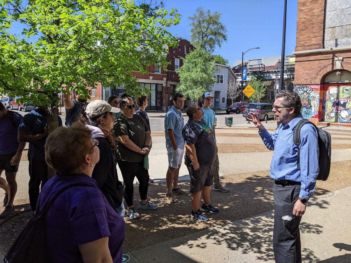 una_geo's tweet photo. More photos from the #una_geo field course in Chicago! Here we get a tour of the Pilsen neighborhood from DePaul University professor Dr. Euan Hague, and travel on the "L" trains. (Part 2). https://t.co/CWdKNMf9Ub
