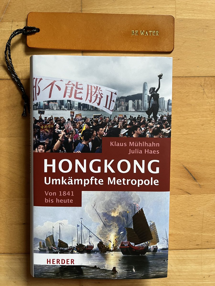 arnohb112's tweet photo. Happy #hkgliterallection found this #HongKong #Book today at @SchmittundHahn in #Frankfurt Central Station! Good to find out that Science and Society in #Germany is still on board and #StandWithHongKong🇩🇪❤️🇭🇰 Thank you to @herder_verlag @klamuh @HaesJulia https://t.co/QnyOIekEO3