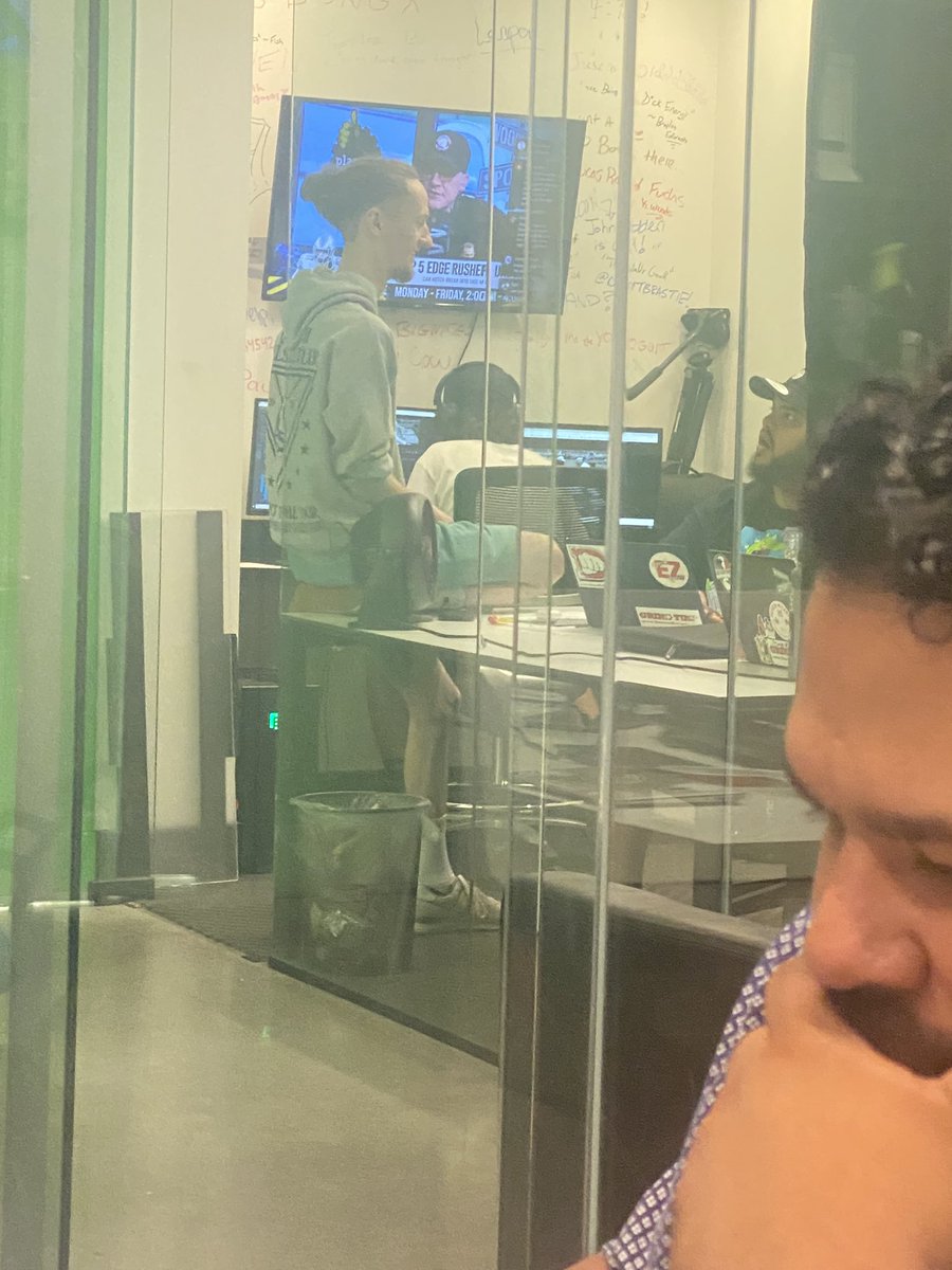 StickRadio's tweet image. Not sure what Fletch is showing @SpeakEZsports_ but he seems to be enjoying it.