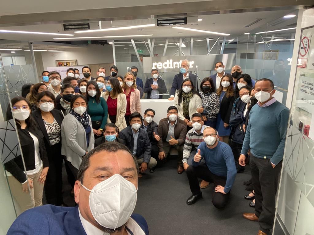 📸Desde nuestras oficinas en #Perú, nuestro equipo celebra el nacimiento de #Redeia y también de su nueva marca: #Redinter, que impulsa la #sostenibilidad energética en 🇵🇪🇨🇱🇧🇷.

🔗Conoce su nueva web 
redinter.company

#SomosRedeia 😊