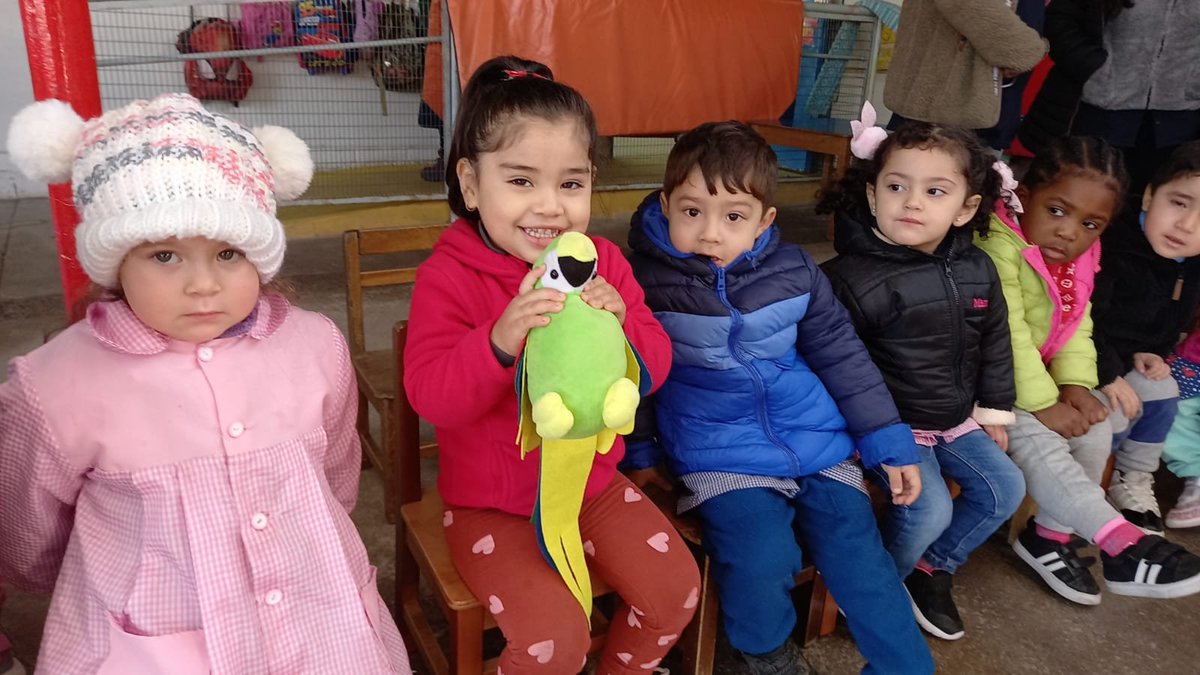 #BiblioVisita // Nos trasladamos hasta el Jardín Infantil Pablo de Rokha para realizar una nueva actividad de fomento lector con  dos cuentacuentos: "El día que Txeg Txeg y Kay Kay no se saludaron" y "Kamshout y el Otoño", nuestros cuentos del mes.