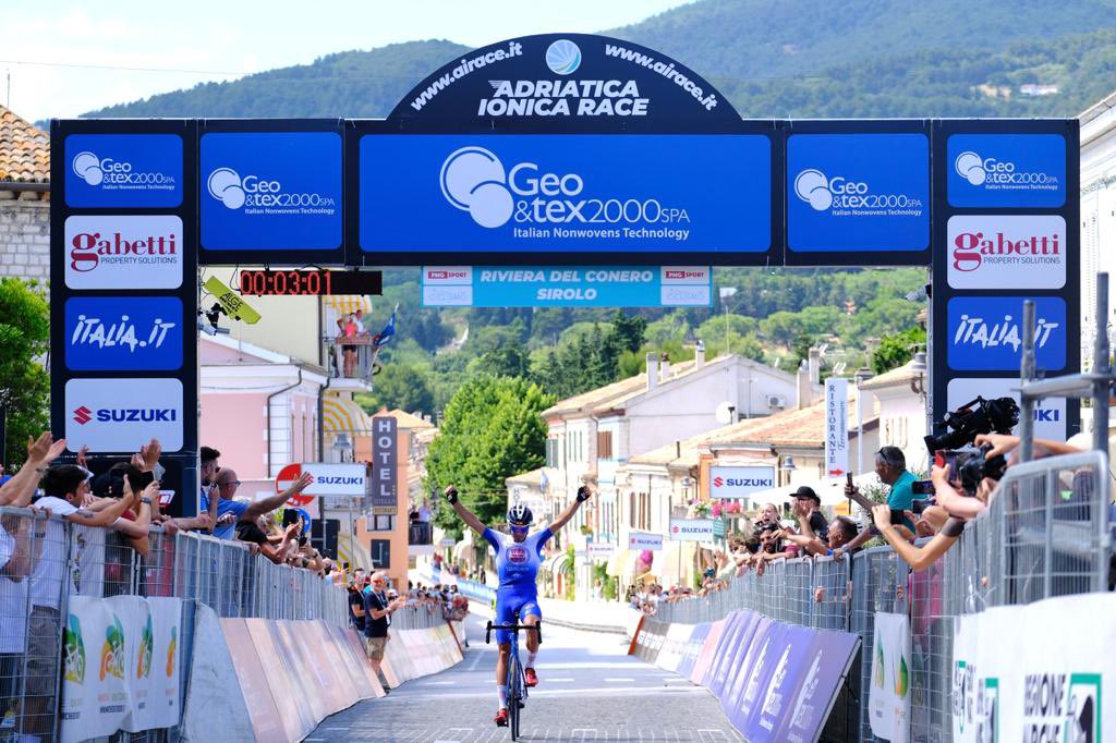 race_ai's tweet photo. 🏁 Sirolo: vittoria in solitaria per Riccardo Lucca (Work Service). Tutto invariato in classifica generale #Airace22 https://t.co/uCcIPkkUlS
