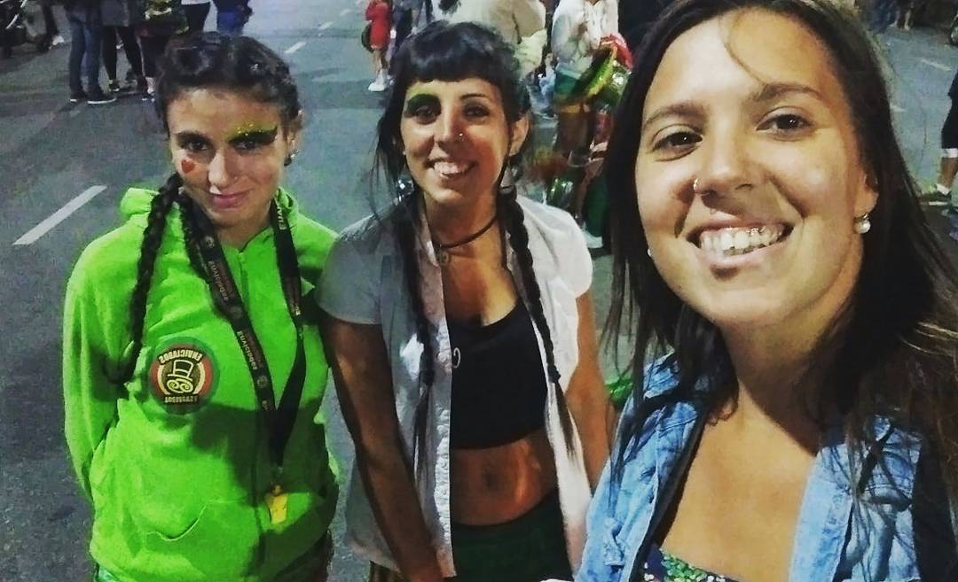 joi_piro's tweet photo. Algo más rollinga que la murga?
Aguante la veintiii, las viejas, callejeros y los gardeles! Mvseo y La Reina (L) #FuiRollinga #SigoRollinga @todopasa1043 https://t.co/Ug2zqSRQ8m