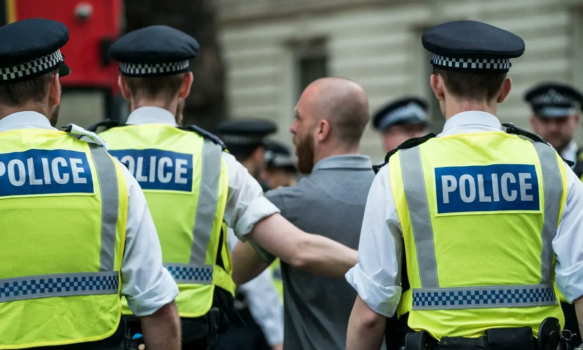 ihrc's tweet photo. #KnowYourRights #KYR Did you know:
76% of those stopped under schedule 7 are from BME communities.
419,000 people stopped under Schedule 7 between 2009 and 2019, only 30 were convicted. That's 0.007%. 
To find out more: 
https://t.co/ls4qM1UmS4
#TellAllTuesday #TransparentTuesday https://t.co/GZdFbFBWph