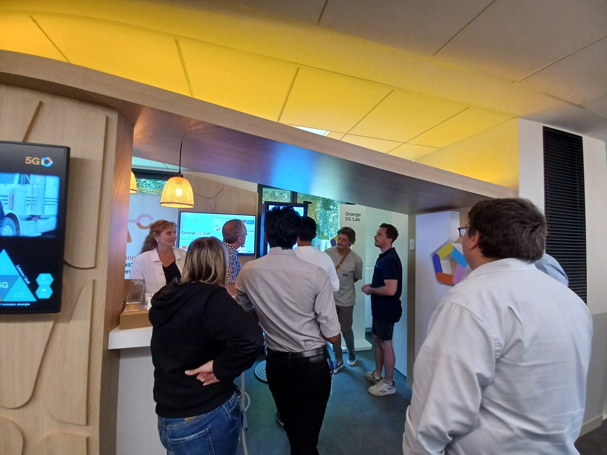 HerveCret's tweet photo. Accueil au #5GLab de Lyon au @CampusRegion des équipes de devpt de @agence_fosfor pour tester la connectivité 5G sur leur box holographique, ça booste !! @lex_Rakoto  à tester au 5GLAB chez #Diwii @StefCavailles @RoureEmmanuel @BPelliercuit https://t.co/3zs7r9CtWi