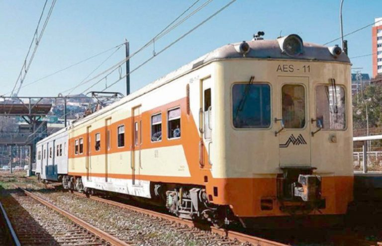 eo_enlinea's tweet photo. "Los trenes son una pasión. Algo pasa con sus sonidos, sus ruedas de fierro, sus colores, sus aromas..." relata #RobertoSilvaBijit en su nueva #EOEditorial, tras su experiencia a bordo del mítico convoy AES11 en #Limache ⬇⬇
https://t.co/Y7UdW3uZ7j https://t.co/5nLM427Gdg