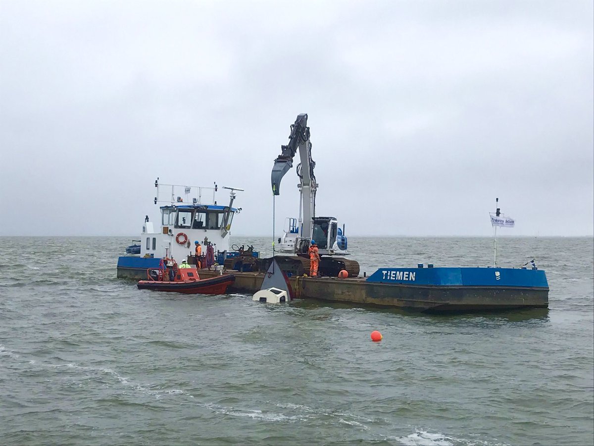 VLW_Thijs's tweet photo. De gezonken boot is met hulp van @tebezo_nl geborgen. Hiermee is de gevaarlijke situatie weer opgelost ⚓️ #Rijkswaterstaat https://t.co/kK9Th2CWOL