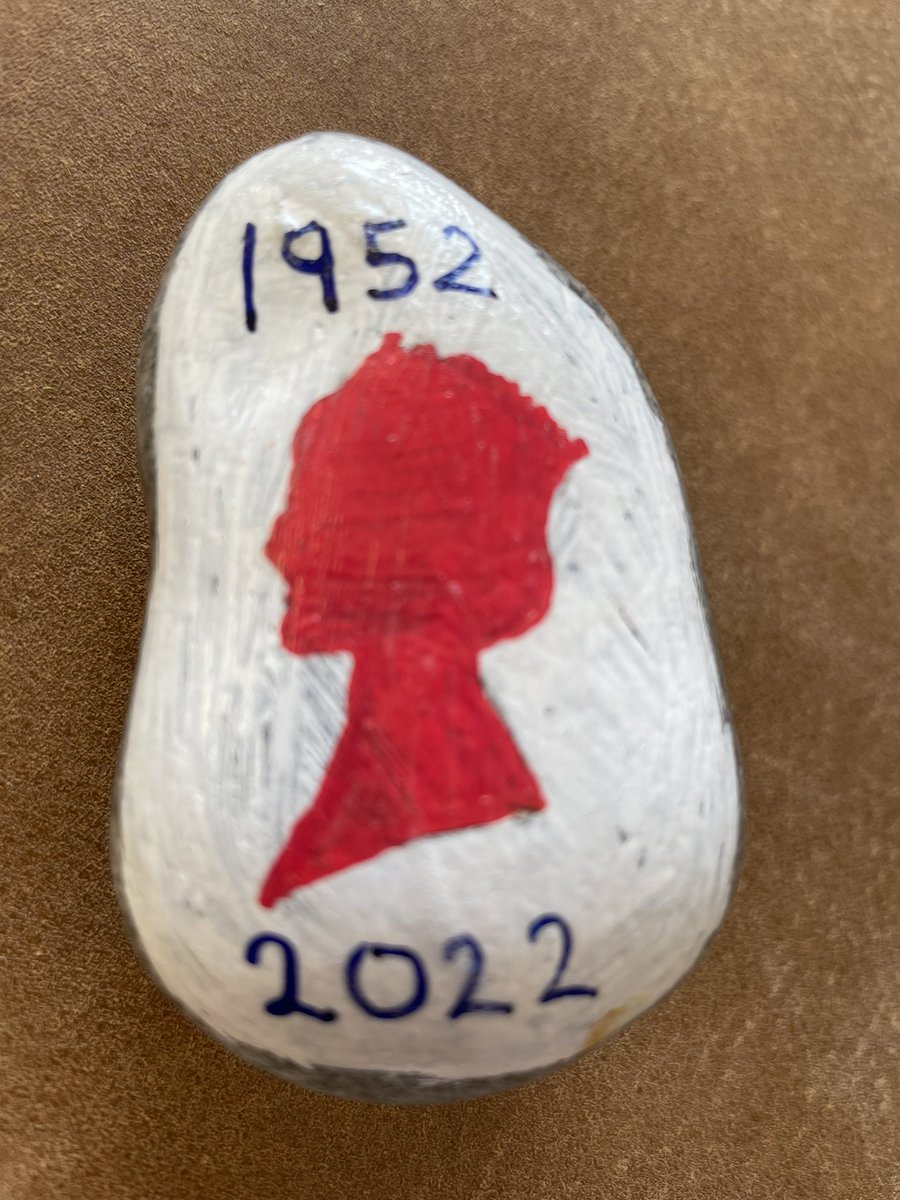 AuchinlochComm2's tweet photo. Four more sleeps to go til @AuchinlochComm2 #PlatinumJubilee party. Will you be there?! Souvenir badges now arrived. #HM70 #community https://t.co/DeBx4y9oNl