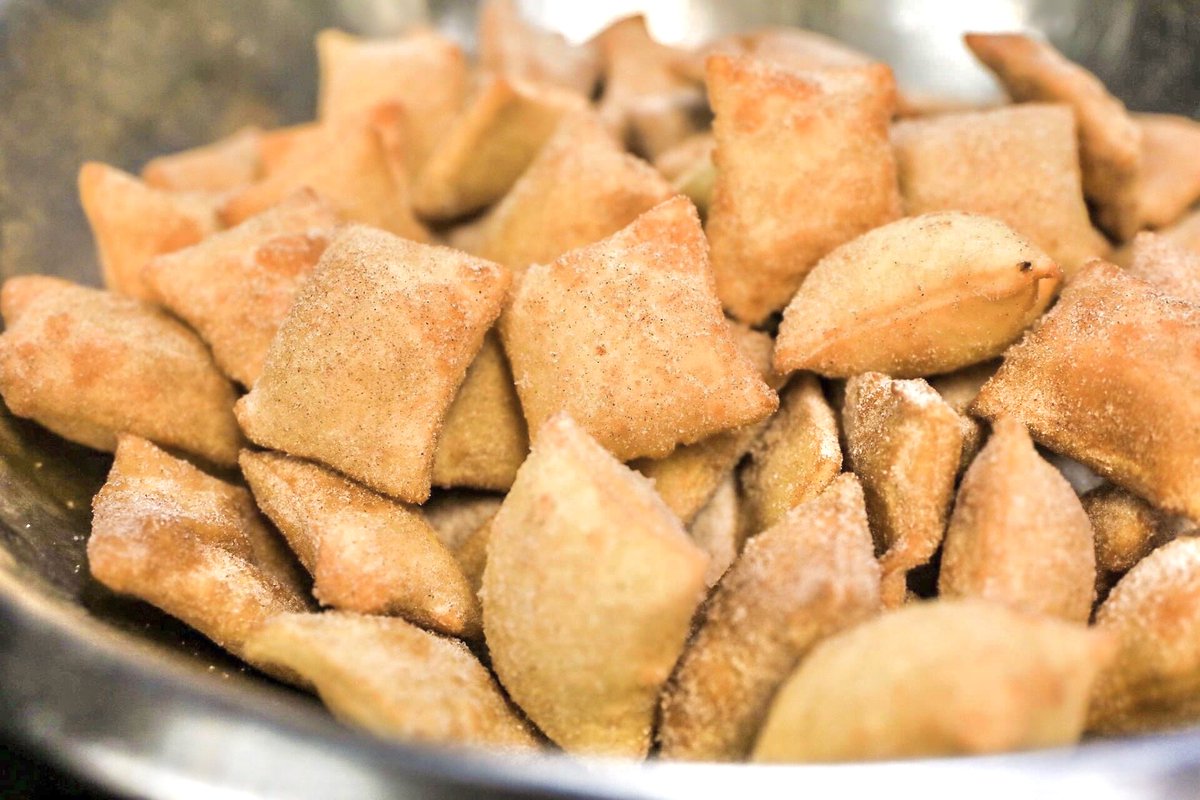 Blue_Goose's tweet image. The perfect treat does exist! 🍯

Showing some love to our sopapilla bites! Nothing beats these warm, sugar cinnamon coated bites drizzled with honey!

#bluegoosecantina