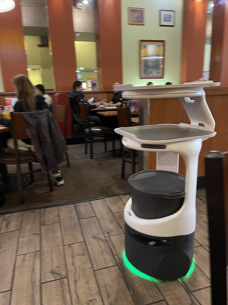 At #RSAC2022 eating breakfast at #Dennys. I’m pretty sure someone here could hack their robot… Still pretty cool to see the automated help in action.