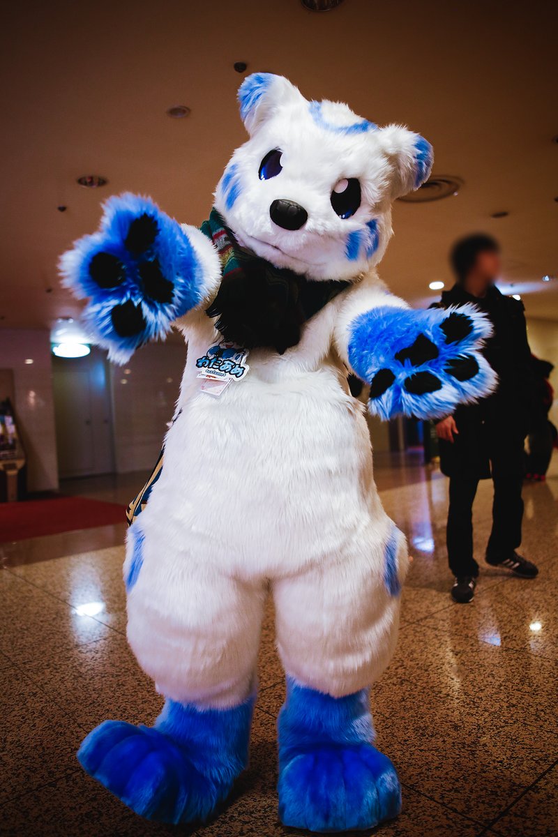 Mouffybear's tweet photo. #兽装100天 #Fursuit100Days Day43,#JMoF2018 超级超级超级可爱的白熊 @kishima_wanizo !!还会送印有白熊的棉花糖,墨非现在都还好好保存着舍不得吃呢! https://t.co/tjEe8Iq4kp