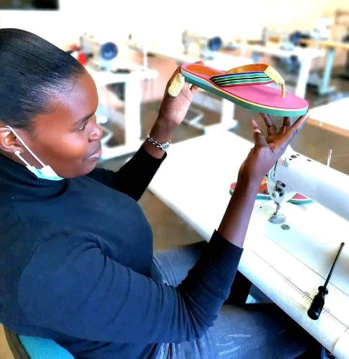 KasiEconomy's tweet photo. Amanda Ramabu from Limpopo is a talented young woman who creates beautiful hand-crafted flip-flops and sleepers 

PLEASE MAKE HER FAMOUS!!! 🙌🏼🙌🏼🙌🏼 https://t.co/mdixpIcx05