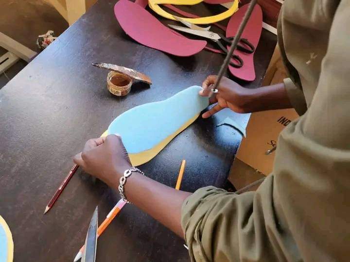 KasiEconomy's tweet photo. Amanda Ramabu from Limpopo is a talented young woman who creates beautiful hand-crafted flip-flops and sleepers 

PLEASE MAKE HER FAMOUS!!! 🙌🏼🙌🏼🙌🏼 https://t.co/mdixpIcx05