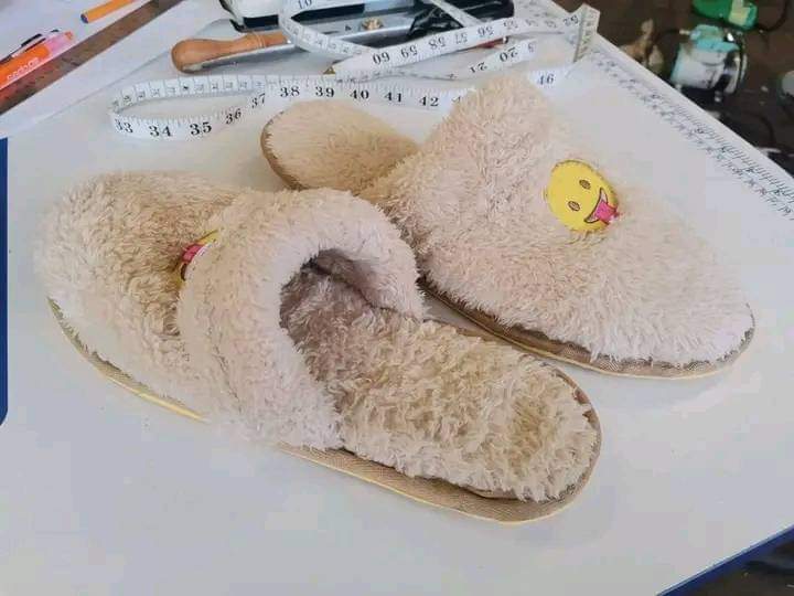 KasiEconomy's tweet photo. Amanda Ramabu from Limpopo is a talented young woman who creates beautiful hand-crafted flip-flops and sleepers 

PLEASE MAKE HER FAMOUS!!! 🙌🏼🙌🏼🙌🏼 https://t.co/mdixpIcx05