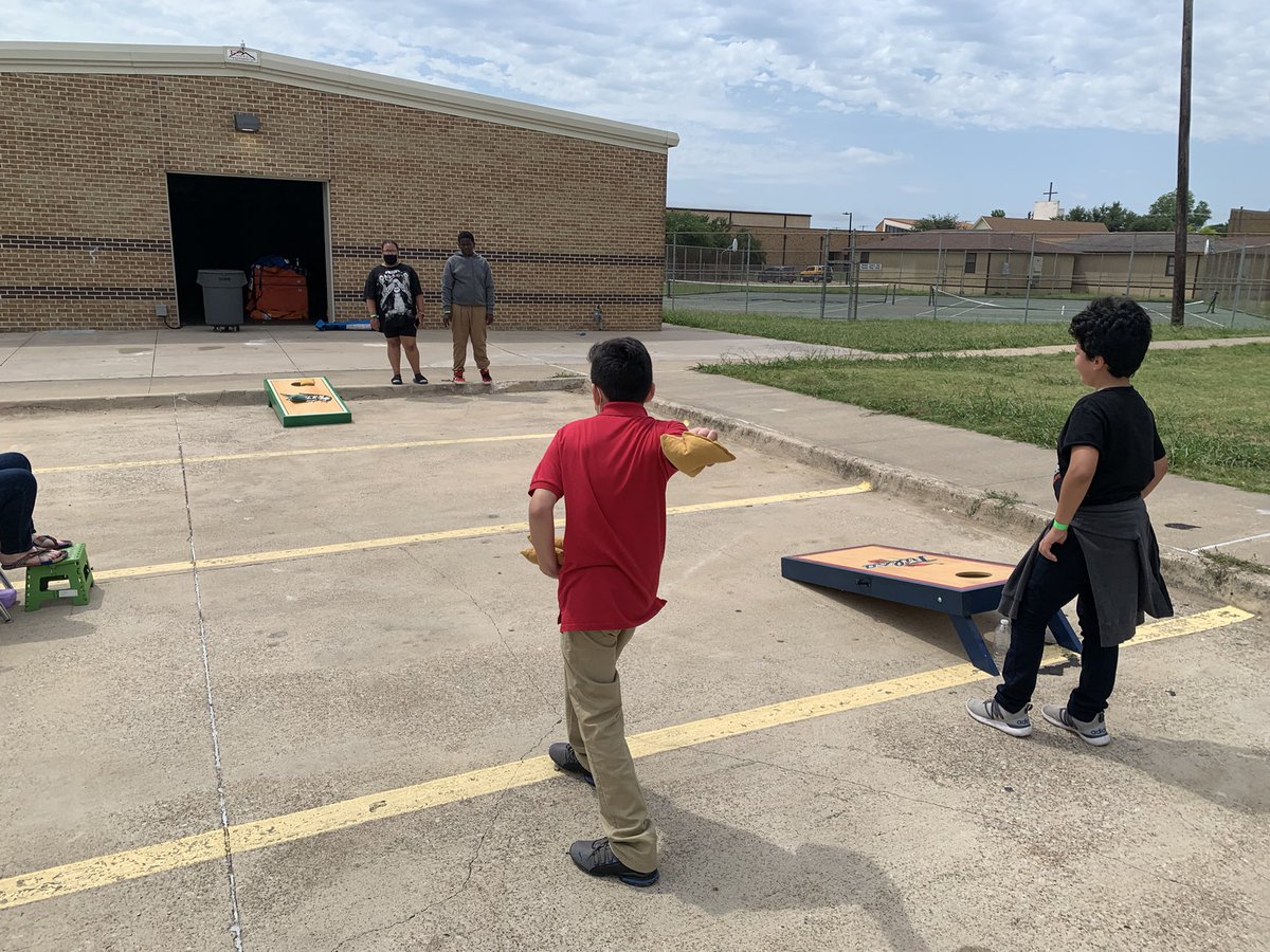 Mills16Ralph's tweet photo. Just a little Field Day fun for our kiddos! @JenGarciaOMS @PeralesIda @sherese_nix https://t.co/La4QhXAUkV