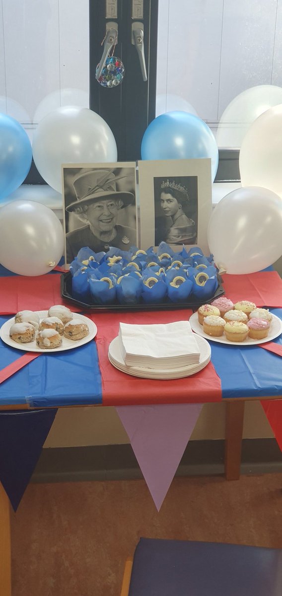 lorrainemorgan2's tweet photo. Ward 51 staff and patients celebrating the queen jubilee. A big thank you to the kitchen for the beautiful jubilee cupcakes 🧁 👑

@WghLothian https://t.co/lxhh1TVyJx